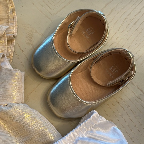 #Baby girl Gold Ruffle Dress with Bow and Silver Shoes and comes with bloomers - Picture 4 of 6